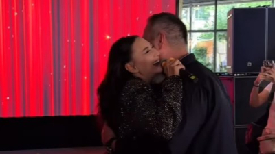«Сүйген жүрек» әнінің клипіне түскен жігіт Мадина Сәдуақасоваға тосынсый жасады