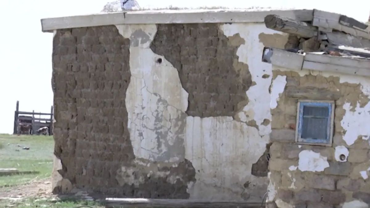 «Жағдайымыз нашар»: Баянауылда тұрғындар бұдан 100 жыл бұрын салынған үйде тұрып жатыр