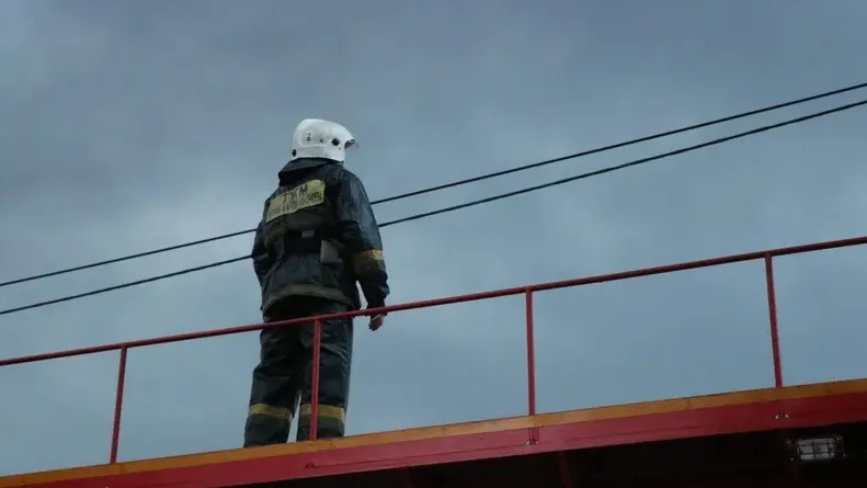 Қонаевта бес қабатты тұрғын үй шатыры өртеніп, 120 адам эвакуацияланды